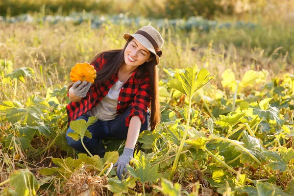Giardiniere donna con zucca — Foto Stock
