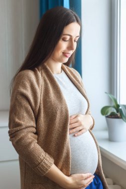 mutlu bir hamile kadın portresi