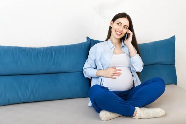 Mujer embarazada hablando por teléfono — Foto de Stock