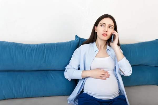 Hamile kadın telefonla konuşuyor — Stok fotoğraf