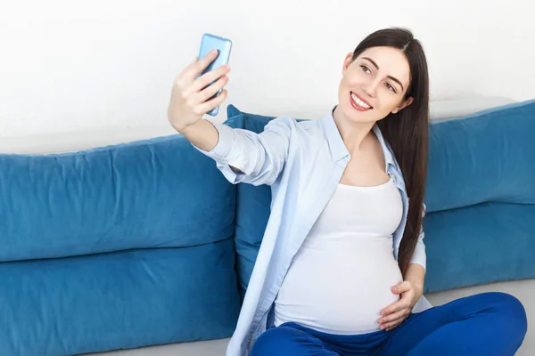 Mujer embarazada tomando selfie — Foto de Stock