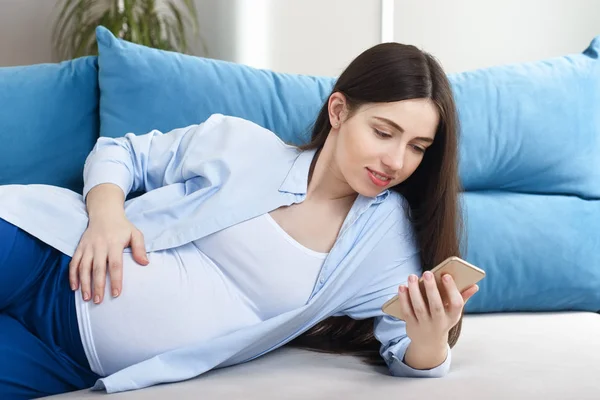 Mujer embarazada usando smartphone — Foto de Stock