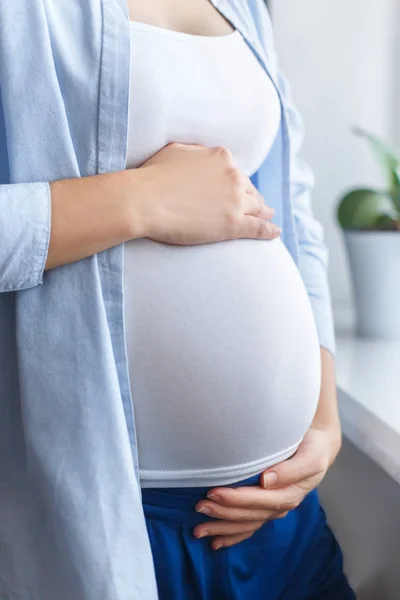 Primer plano mujer embarazada tocando su vientre — Foto de Stock