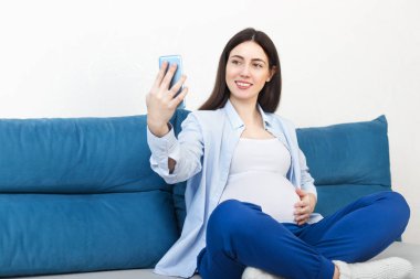 hamile kadın alarak selfie