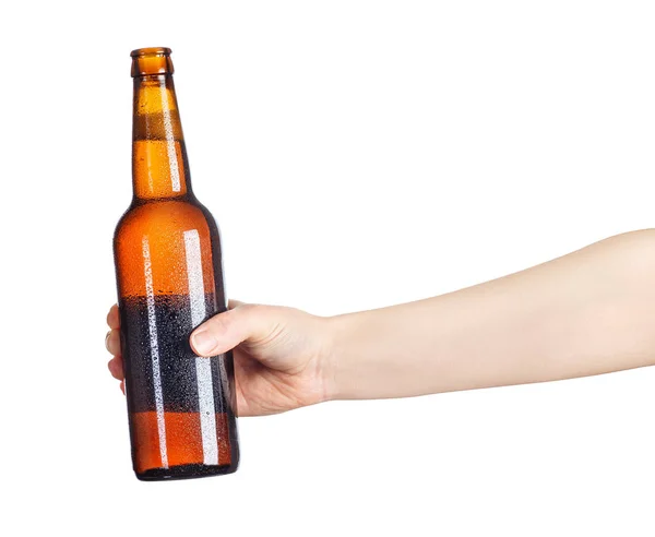 Жіноча рука з пивом коричнева пляшка — стокове фото