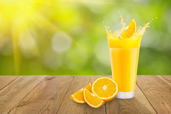 Orangensaft im Glas auf dem Tisch — Stockfoto