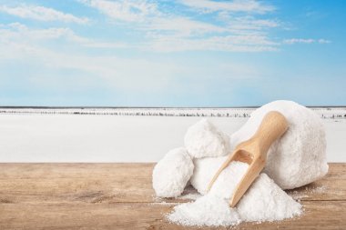 tuz ve tablo üzerinde Kepçe