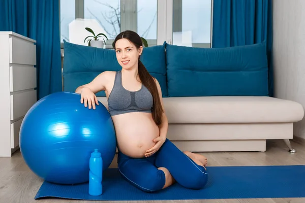 健身球的孕妇 — 图库照片