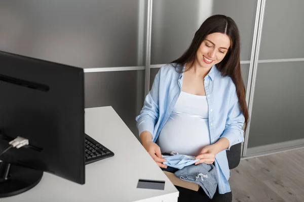 Mujer embarazada de compras en línea — Foto de Stock