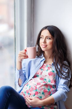 çay ile hamile kadın