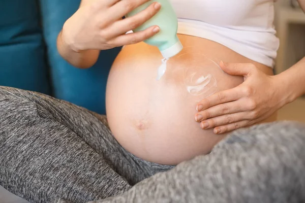 孕妇在腹部涂药膏 — 图库照片