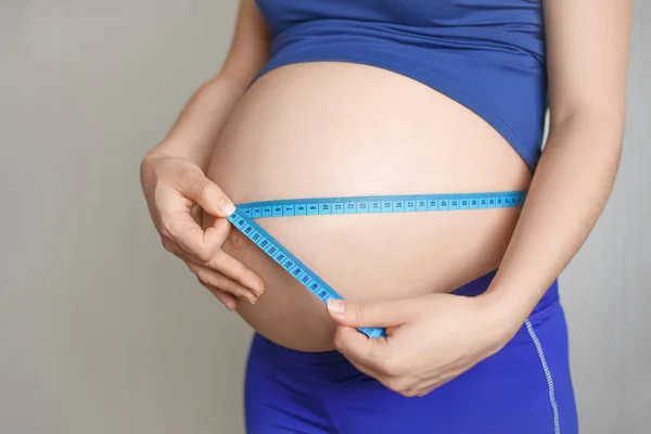 测量腹部的孕妇 — 图库照片