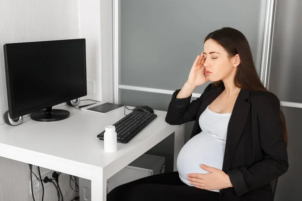 Donna incinta in ufficio — Foto Stock