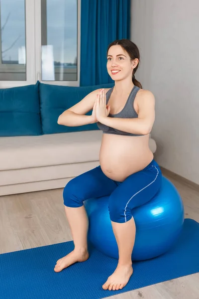 孕妇在健身球上做运动 — 图库照片