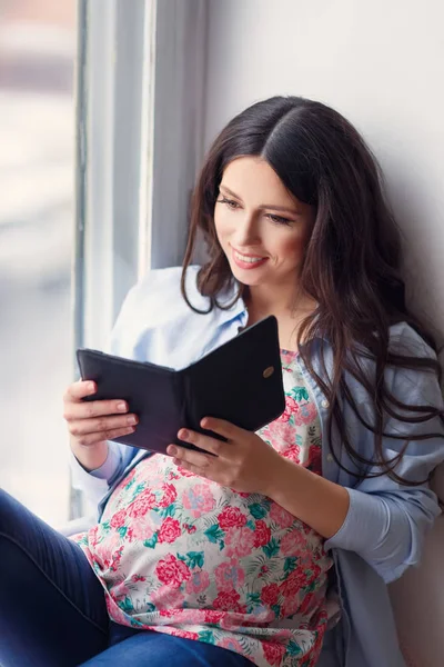 Mujer embarazada usando tableta — Foto de Stock