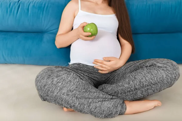 Mujer embarazada sosteniendo manzana — Foto de Stock