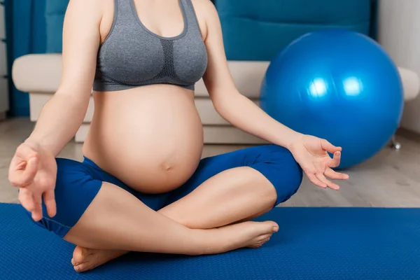 Primer plano mujer embarazada medita — Foto de Stock