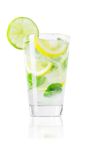 Vidro de limonada fria isolado em branco — Fotografia de Stock