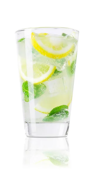 Glas koude limonade geïsoleerd op wit — Stockfoto