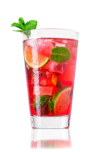 Склянка холодного червоного коктейлю ізольовано на білому — стокове фото