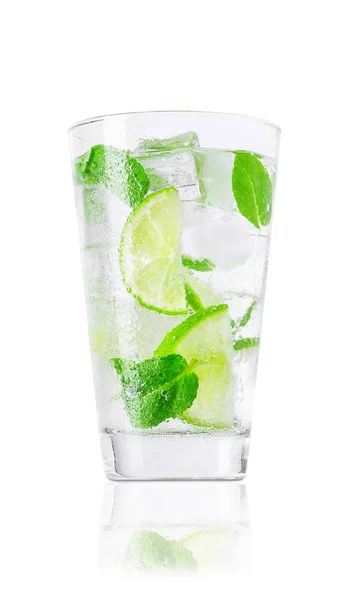 Vaso de limonada fría aislado en blanco — Foto de Stock