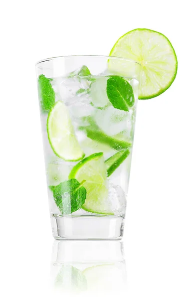Glas koude limonade geïsoleerd op wit — Stockfoto