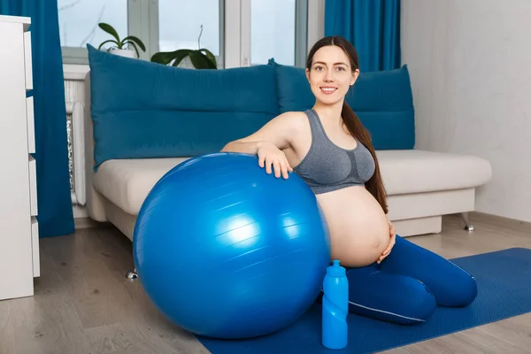 家里有合适球的孕妇 — 图库照片