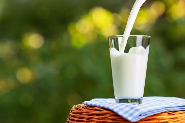 Mjölk som hälls i glas — Stockfoto