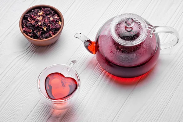 Thé hibiscus dans théière en verre et tasse — Photo