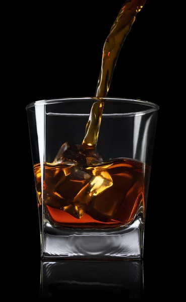 Whisky die in glas wordt gegoten — Stockfoto