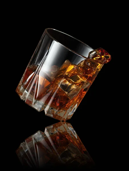 Splash whisky w szkle — Zdjęcie stockowe