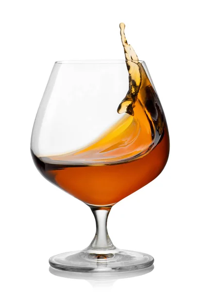 スニフター グラスの中のブランデーのスプラッシュ — ストック写真