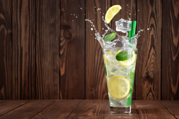 Lemonade with splash — Stock Photo, Image