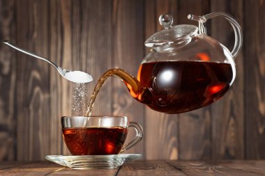 Uçan çaydanlık çay dolduruyor.