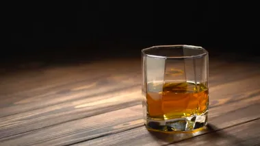 Buz küpü viski bardağına düşüyor.
