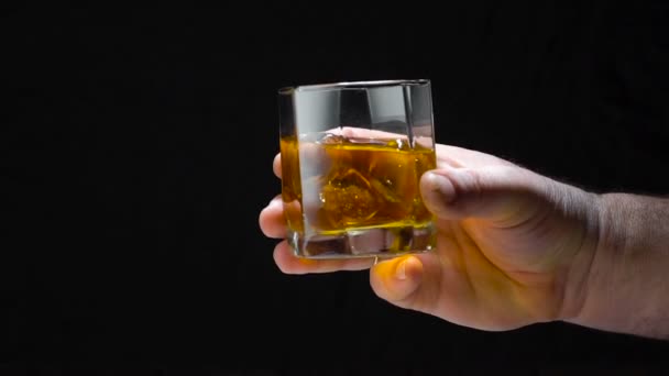 Mano masculina con vaso de whisky — Vídeos de Stock