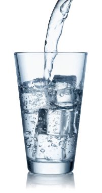 Su cama dökülüyor.