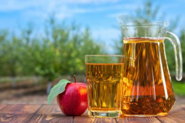 Bardakta elma suyu ve sürahi.