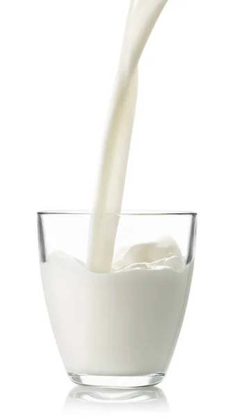 Susu menuangkan ke dalam gelas — Stok Foto