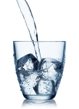 Su cama dökülüyor.