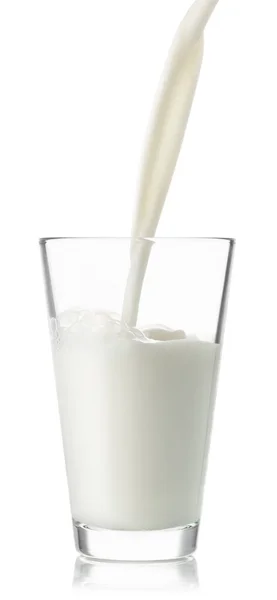 Mjölk som hälls i glas — Stockfoto