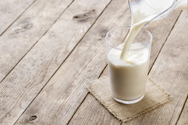 Latte versato nel bicchiere — Foto Stock