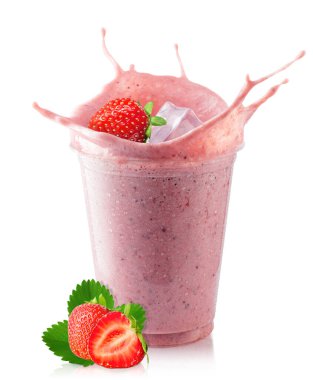 Bardakta çilekli milkshake.