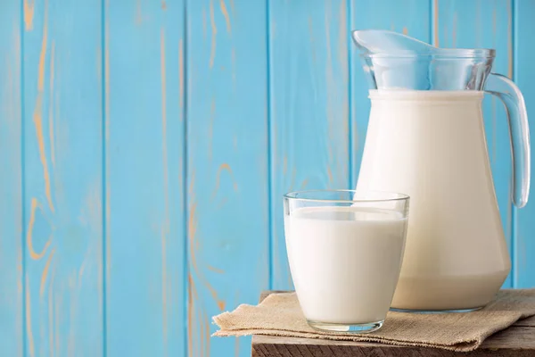 Süt bardakta ve sürahi — Stok fotoğraf