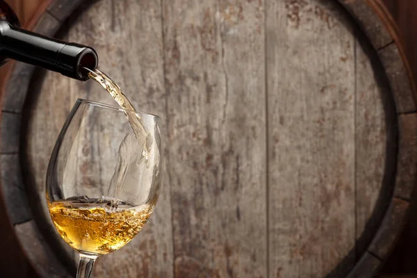 Witte wijn in glas gieten — Stockfoto