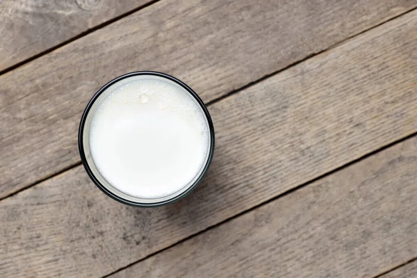 Milch ins Glas gießen — Stockfoto