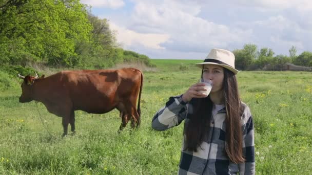 Mladá žena pije mléko venku — Stock video