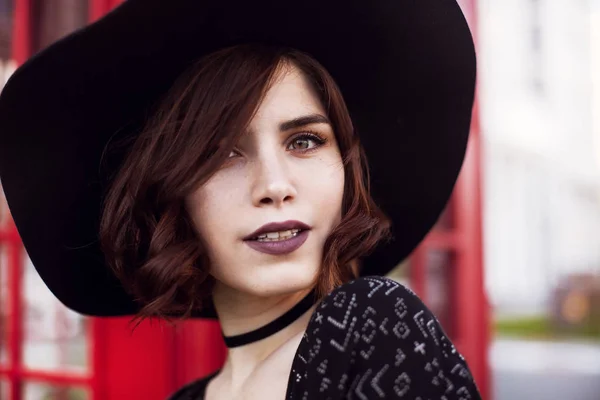 Fotoğraf güzel bir genç kadının üzerinde şehir sokak yakın çekim parlak portre Kızıl saçlı güzel kadın