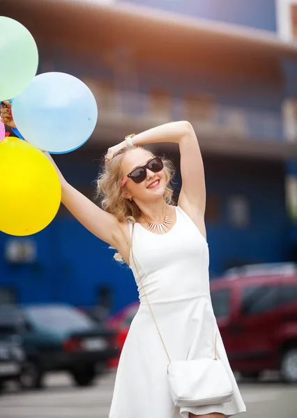 Hermosa mujer con globos de colores en las vacaciones de verano —  Fotos de Stock