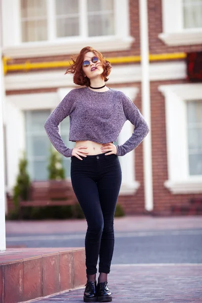 Retrato de moda ao ar livre de elegante hipster menina legal usando óculos de sol — Fotografia de Stock